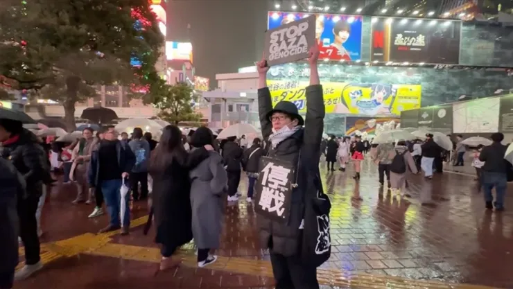 Gazze'ye destek için Tokyo'da tek başına ayakta