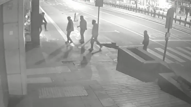 Gece dükkânın camını kırıp kaçtılar