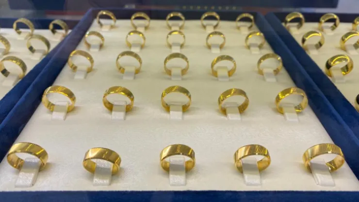 Geçen hafta rekor tazeleyen altın, haftaya sakin başladı