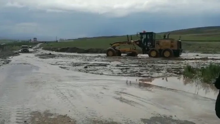 Gemerek'te sel yolu ulaşıma kapattı