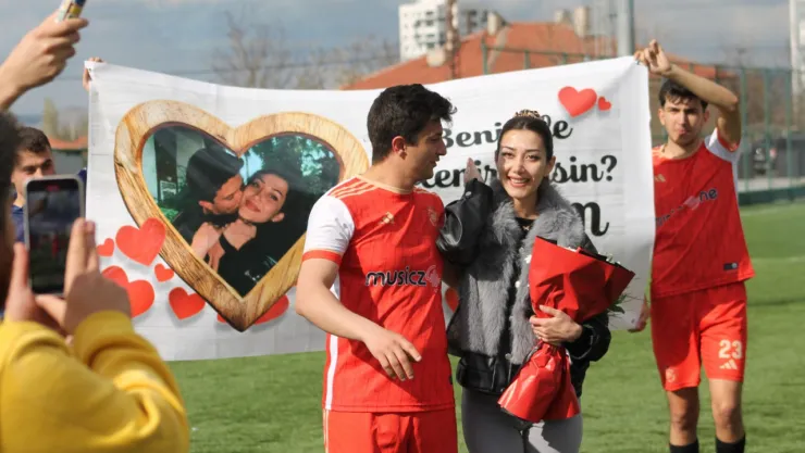 Genç futbolcudan maçtan sonra evlilik teklifi