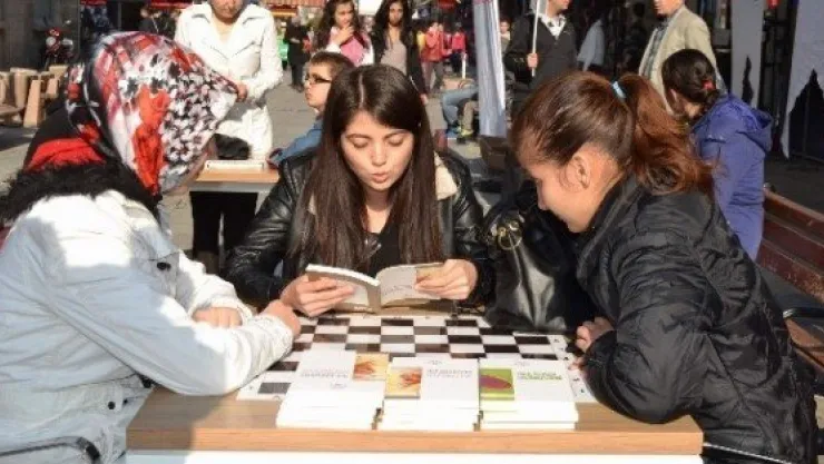 Gençlik Merkezinden Ƈ Dakika Bana Kitap Okur Musunuz?' Etkinliği 