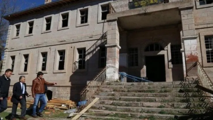 Gesi İlköğretim Okulu  Aslına Dönüyor 