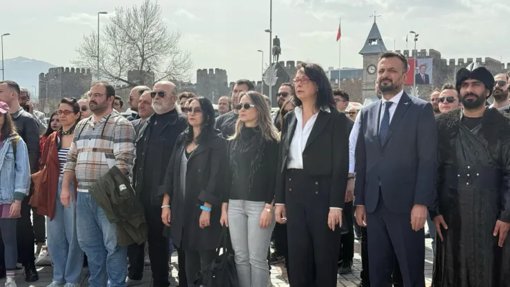 Gökçer:  'Tiyatro, yüzyıllardır insanla birlikte hep aydınlığı aramıştır'