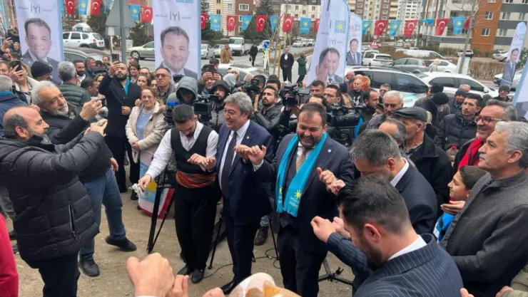 Göker Gözütok, seçim ofisini Avşar Halayı ile açtı