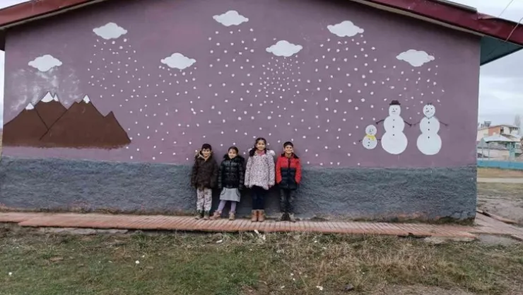 Gönüllü öğrenciler bir araya geldi, köy okulunu adeta masal evine çevirdiler