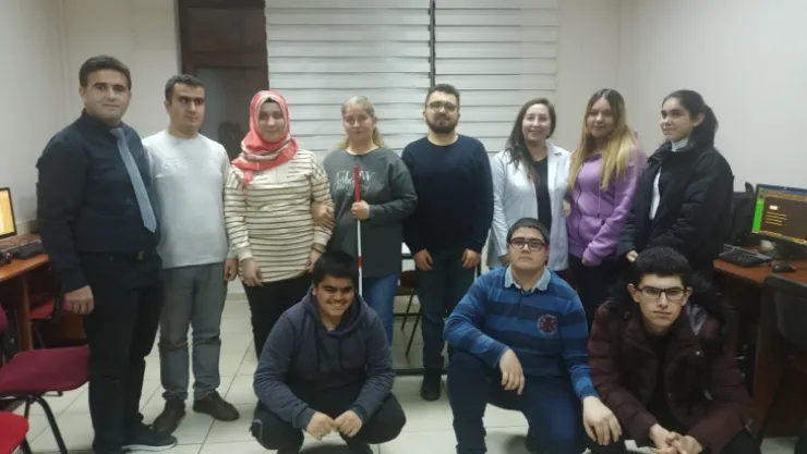 Görme engelli vatandaşların teknolojiye hâkim olması adına sertifikalı bilgisayar kursu veriliyor
