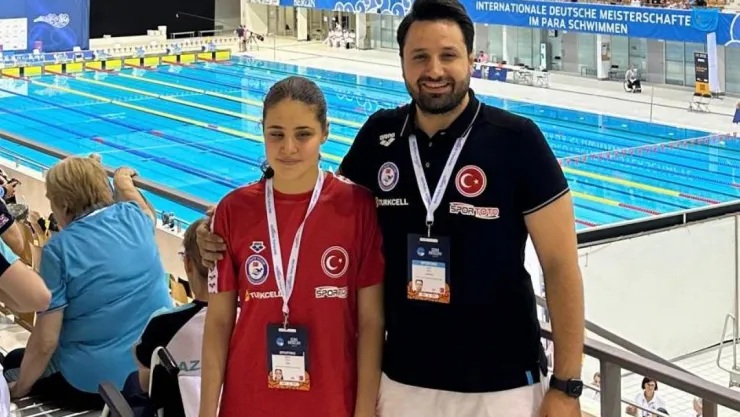 Görme engelli yüzücü Cemre Ateş Almanya'dan 4 derece ile döndü