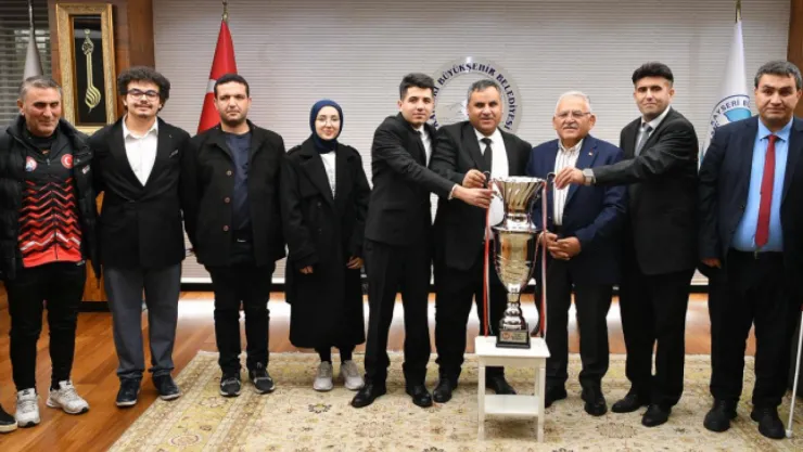 Görme Engelliler Spor Kulübü, şampiyonluk kupasını Büyükkılıç'a sundu