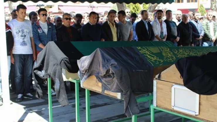 Gümüşhane'deki kazada ölen 3 kardeşin cenazeleri toprağa verildi