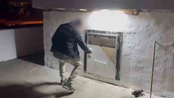 5 Kilo uyuşturucuyu çatı katına zulaladı ama: Polisten kaçamadı