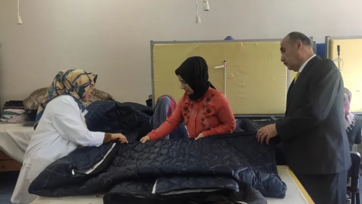 Hacılar'da kadınlar deprem bölgesi için uyku tulumu dikiyor