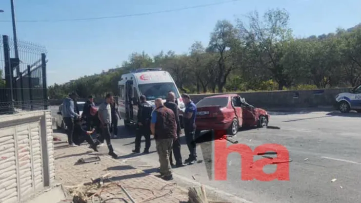 Hacılar'da savrulan araç direğe çarptı