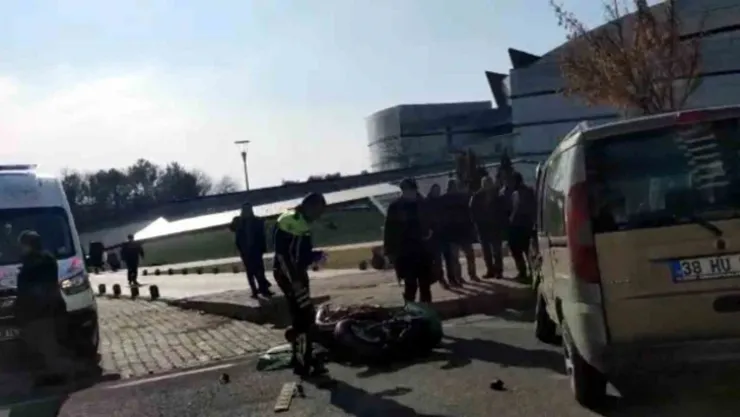 Hafif ticari araç ile çarpışan motosiklet sürücüsü hayatını kaybetti