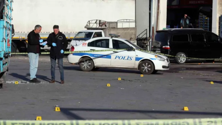 Hal kompleksinde kanlı hesaplaşma: 1 ölü 2 yaralı