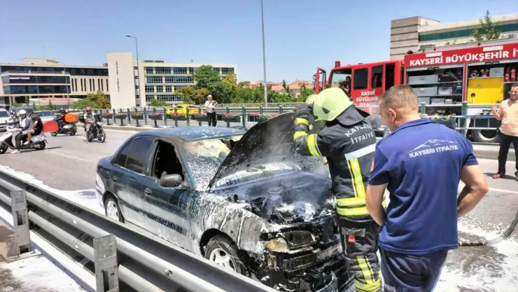 Sümer üst geçitte araç aniden yandı