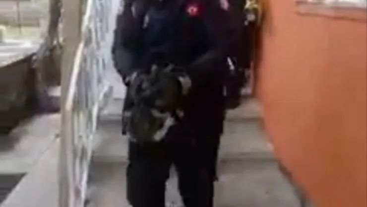 Havalandırma boşluğuna düşen yavru kediyi itfaiye kurtardı