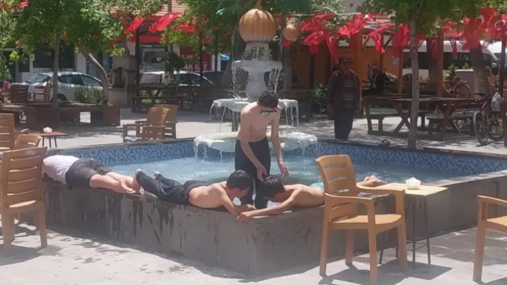 Havalardan bunalan çocuklar süs havuzuna girdi
