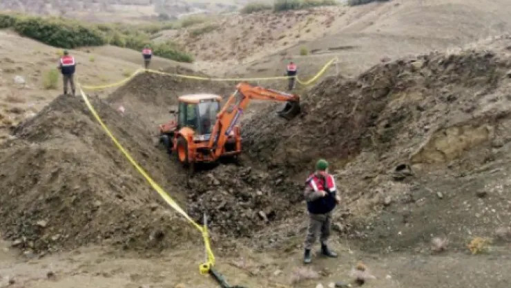 Hazine Arazisinde Kepçe İle Kazı Yapan 4 Kişi Gözaltına Alındı