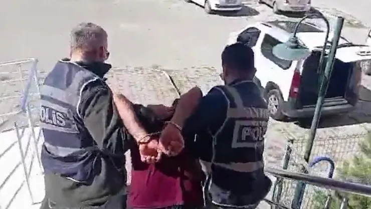 Hırsızlık suçundan aranan firari saklandığı adreste yakalandı