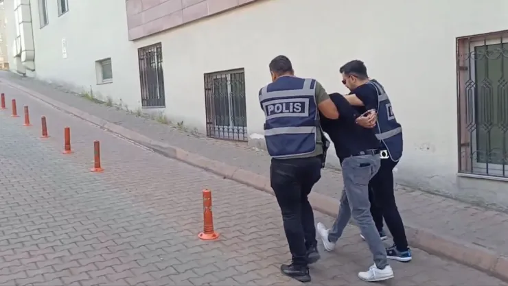 Hırsızlık ve silahla tehdit suçlarından 14 yıl hapis cezasıyla aranan şahıs yakalandı