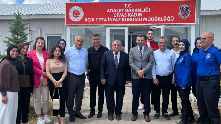 Hükümlüler ve çocuklara tatlı ikramı