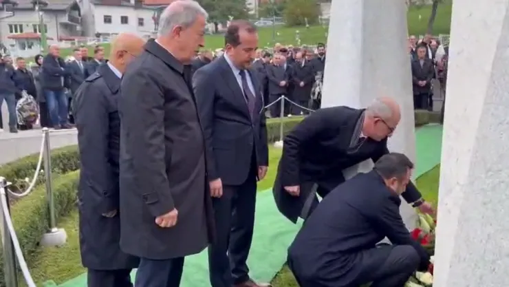 Hulusi Akar, Bilge Kral İzzetbegoviç'in mezarını ziyaret etti