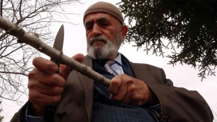 Huzurevinde budadığı ağaç dallarını bastona dönüştürüyor