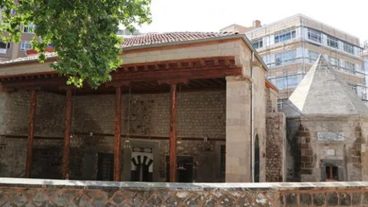 İbrahim Tennuri Camii ve Türbesi'nde restorasyon tamamlandı