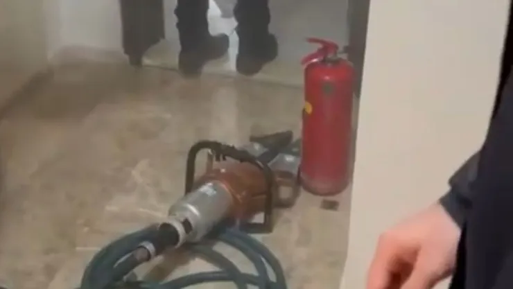 İkamet ettiği evi yakmaya çalışan kadın dumandan etkilendi