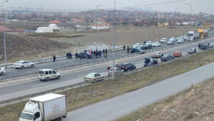 İki araç çarpıştı: 2 yaralı