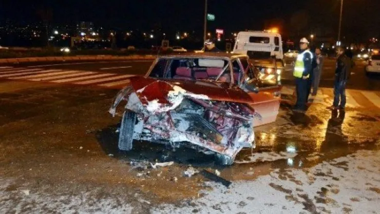 İki Otomobil Kafa Kafaya Çarpıştı: 7 Yaralı