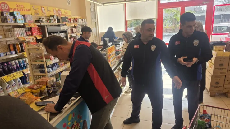 İncesu'da market denetimi: Son kullanma tarihi geçmiş çok sayıda ürün ele geçirildi