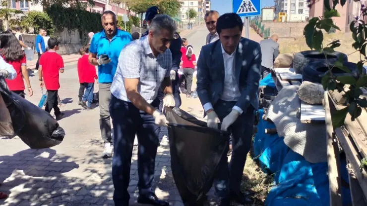 İncesu'da öğrenciler poşet poşet çöp topladı