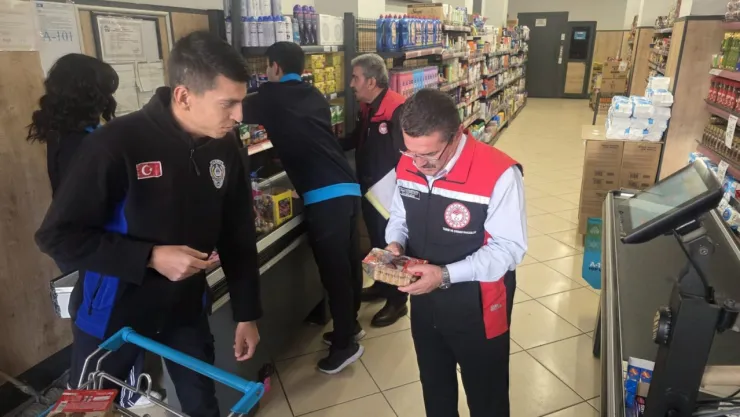 İncesu'daki zincir marketlerde denetim: Günü geçmiş gıdalar toplatıldı