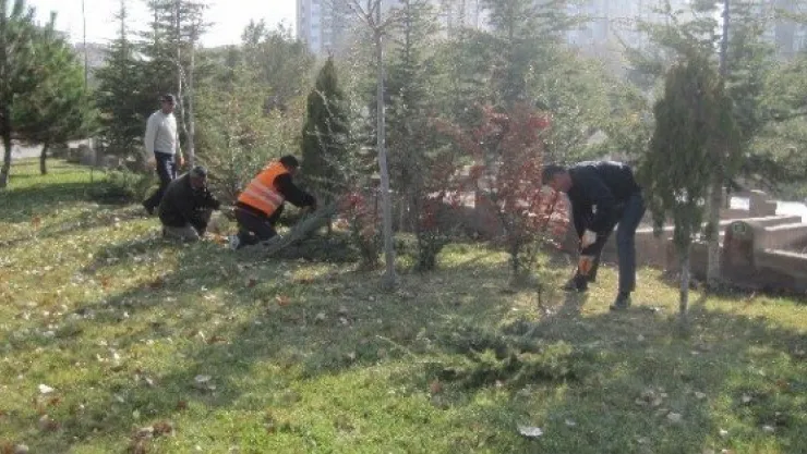 İncesu Belediyesi Mezarlıklara Bakım Yaptı