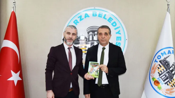 İncili Çavuş kitabının yazarı Rafet Ural, eserini Başkan Koç'a hediye etti