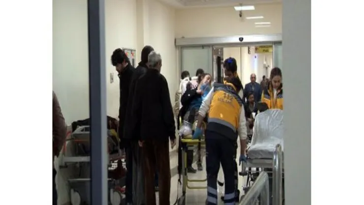 İneğin çarptığı kadın hastaneye kaldırıldı