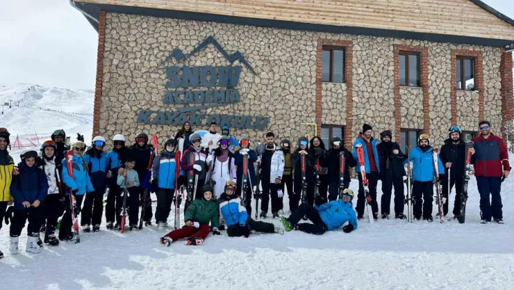 İngiltere'den gelen Müslüman Kayakçılar Erciyes'i sevdi