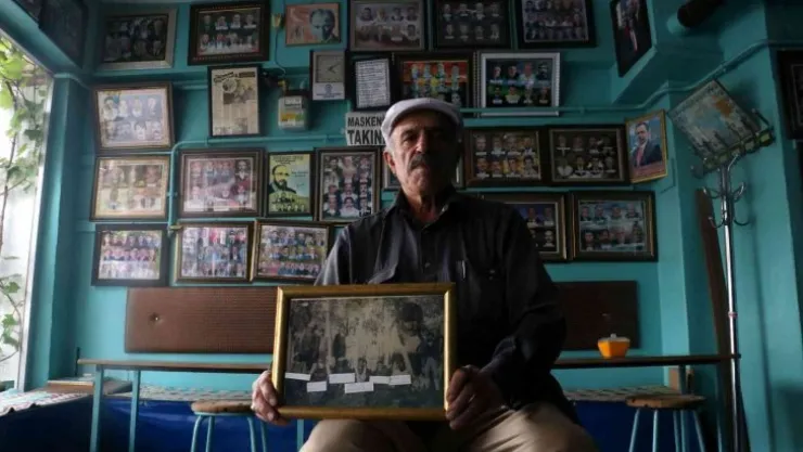 İş yeri duvarını aile albümüne çevirdi