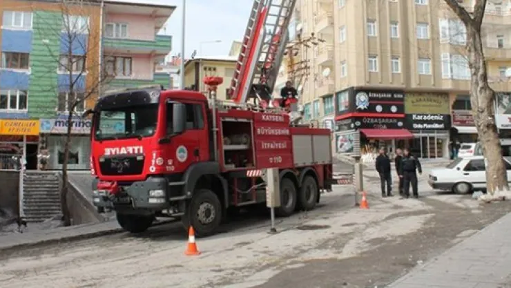 İtfaiye ekipleri buz sarkıtlarını temizledi