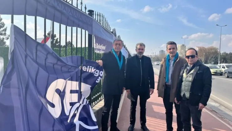 İyi Parti adayı Kılınç'ın demir korkuluklara astığı afişler yırtılmış