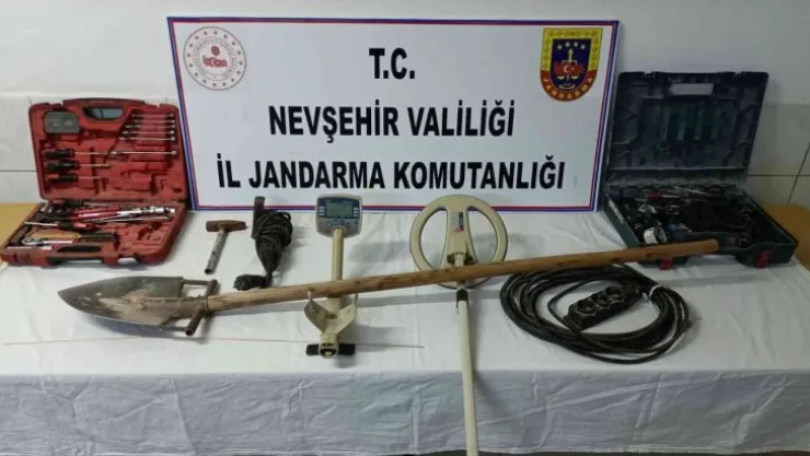 İzinsiz kazı yapan 2 kişiye gözaltı