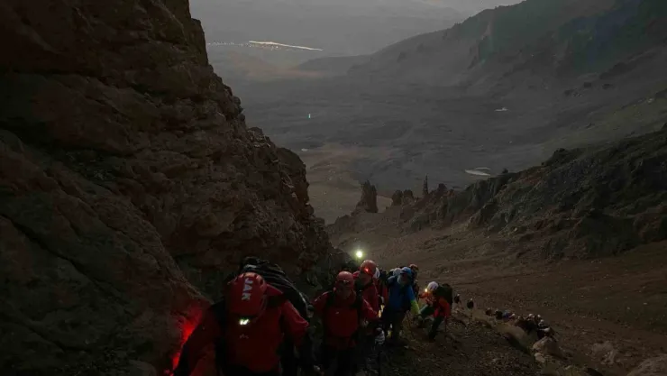 JAK Timleri Erciyes'e tırmandı