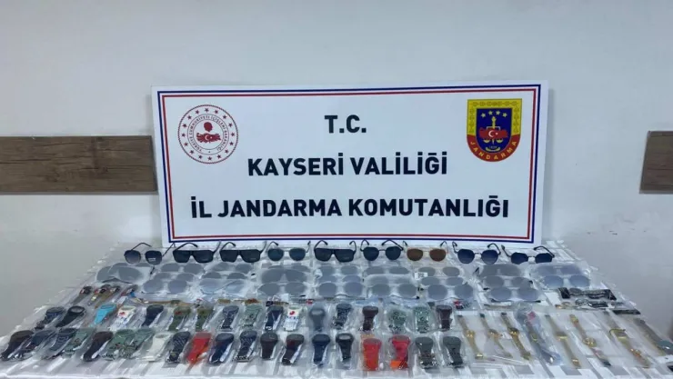 Jandarma, gümrüksüz 60 saat ve 34 güneş gözlüğü ele geçirdi