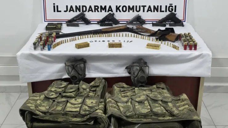 Jandarmadan cephanelik gibi eve baskın