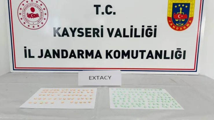 Jandarmadan uyuşturucu operasyonu: 176 adet sentetik hap ele geçirildi