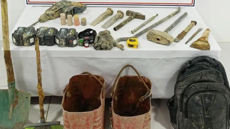 Kaçak kazı yapan 3 defineciye suçüstü