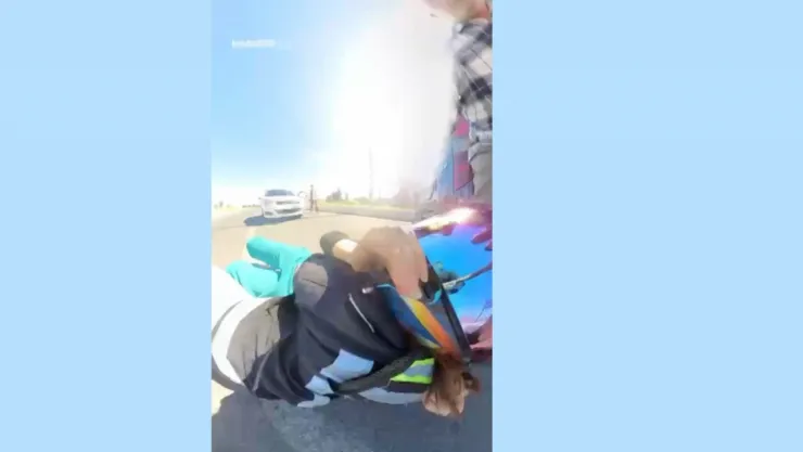 Kadın Motokuryeye Yol Verme Dayağı