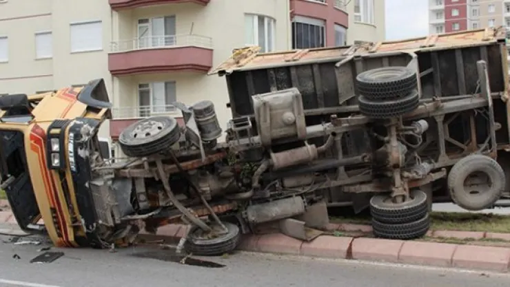Kamyon orta refüje devrildi: 3 yaralı